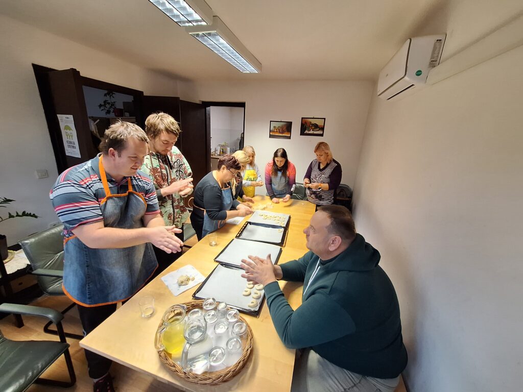 SLADKA KUHINJA V HIŠI SADEŽI DRUŽBE